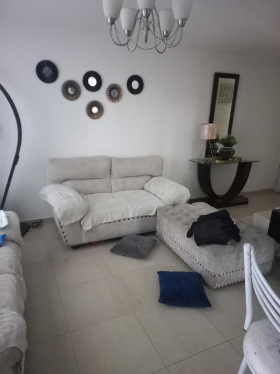 - un salon avec un canapé et une table dans l'établissement Casa MA, à San Luis Potosí