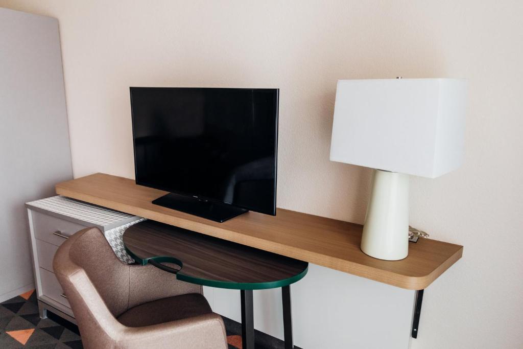 TV a/nebo společenská místnost v ubytování Holiday Inn Phoenix-Mesa Chandler by IHG