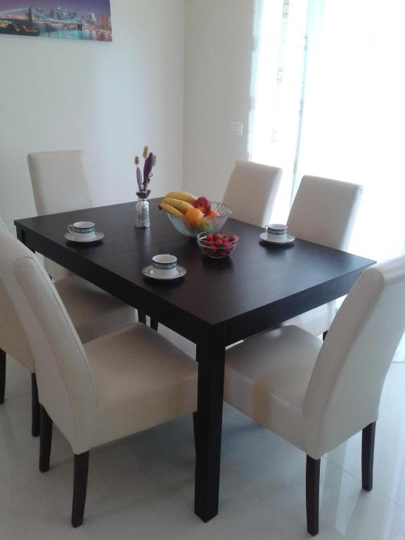 Zdjęcie z galerii obiektu 4 bedroom apartment with 3 bathrooms and private parking - Apartments Orange w mieście Zadar