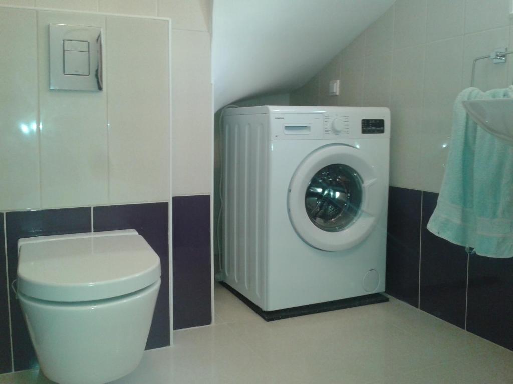 Łazienka w obiekcie 4 bedroom apartment with 3 bathrooms and private parking - Apartments Orange