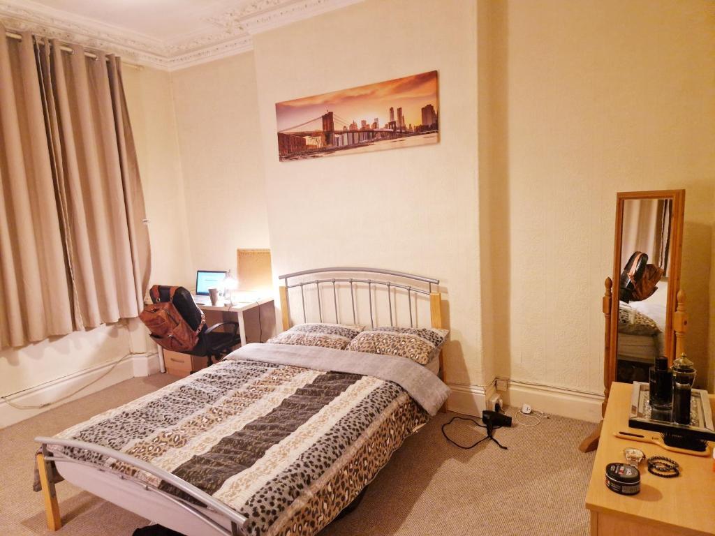 Cozy Master Room Plymouth - Housity