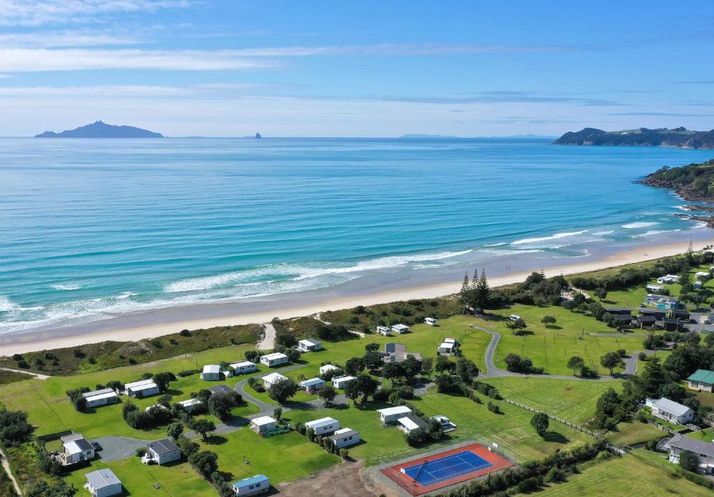 eine Luftansicht eines Campingplatzes neben dem Strand in der Unterkunft Camp Waipu Cove in Waipu