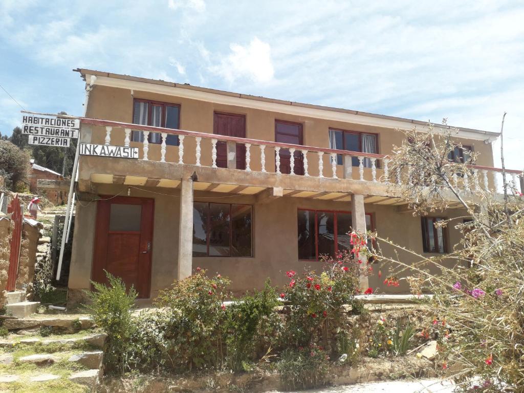 uma casa com um sinal em frente em Inka Wasi em Isla de Sol