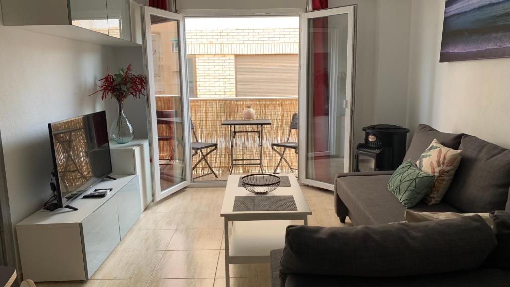A television and/or entertainment centre at Beachside Apartment - Sleeps 3 Balcony & Parking