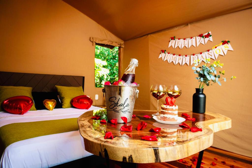Pore的住宿－Skala Glamping，配有一张桌子和一瓶香槟的房间