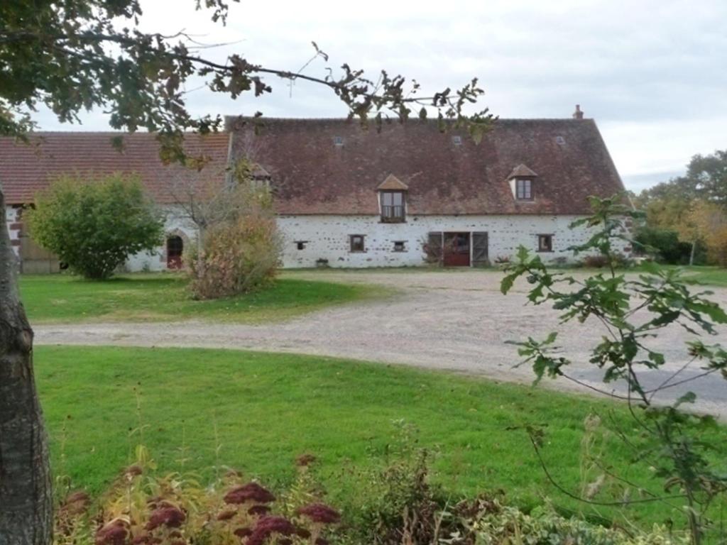ein großes weißes Gebäude mit rotem Dach in der Unterkunft Gîte Audes, 6 pièces, 15 personnes - FR-1-489-144 in Audes
