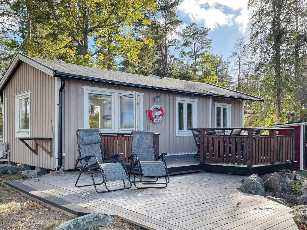 une petite cabine avec des chaises sur une terrasse en bois dans l'établissement Holiday home OSKARSHAMN IV, à Oskarshamn
