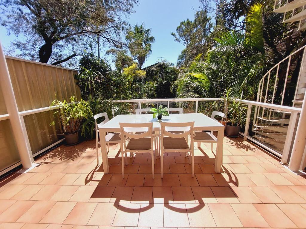un tavolo bianco e sedie su un patio di 3br house, 5 min walk to beach with parking a Sydney