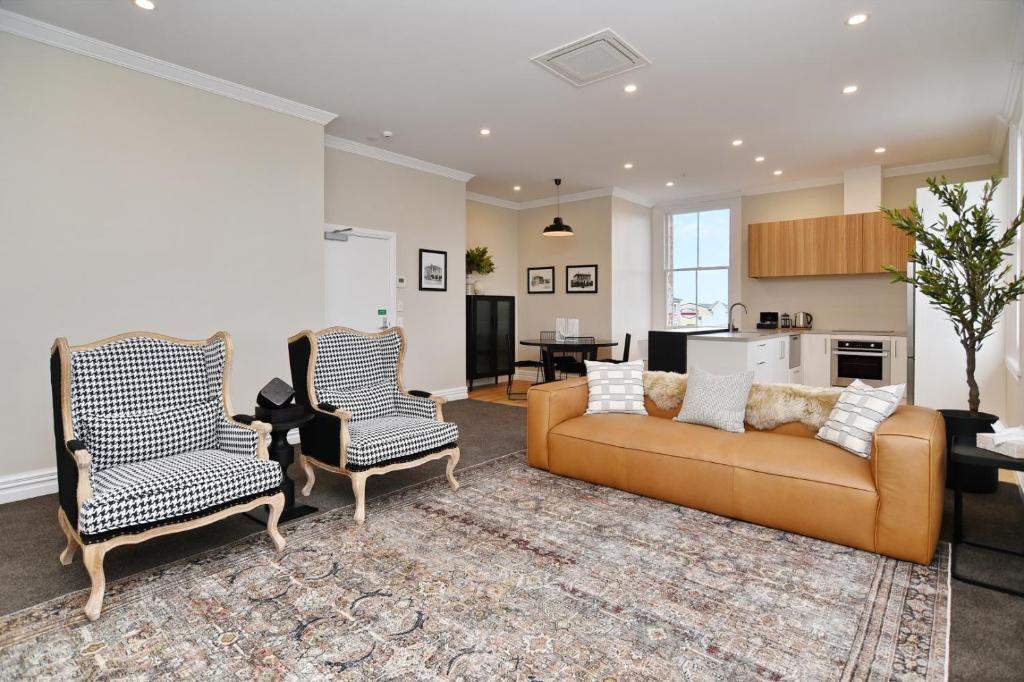 uma sala de estar com um sofá e duas cadeiras em Kaiapoi Luxury Accommodation 2 - Bookahome em Kaiapoi