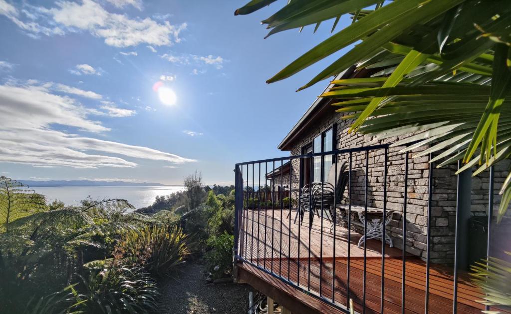 Casa con balcón con vistas al océano en Beau Vista Pohara, en Pohara