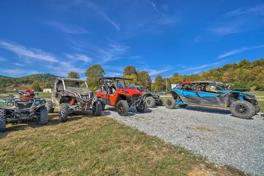 un grupo de cuatro ATVs y ATVs y un vehículo de cuatro ruedas en Outdoor Retreat Huntsville Cabin with Mtn View, en Huntsville