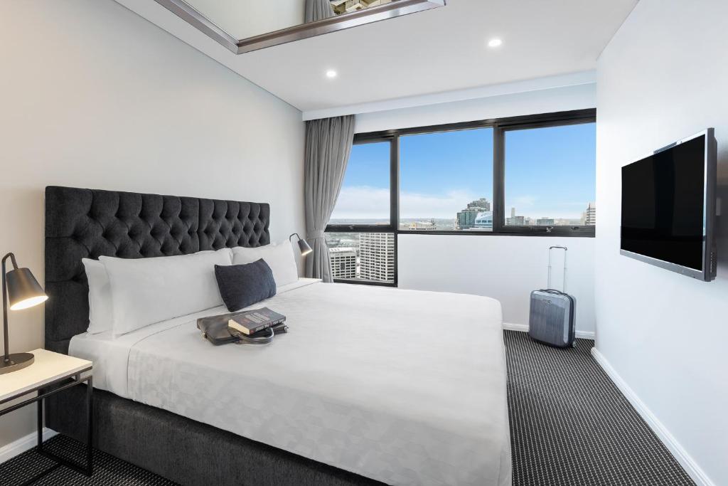 Bedroom with a mirror on the ceiling ;) - Picture of Meriton Suites Kent  Street, Sydney - Tripadvisor