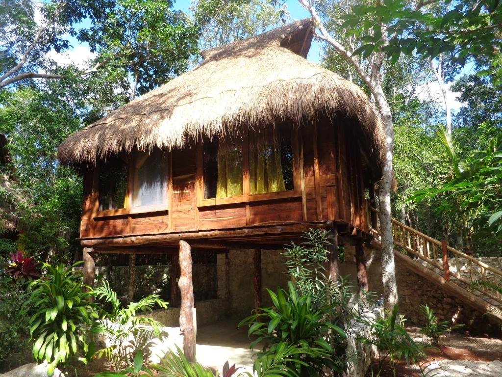 圖盧姆的住宿－芒果之家住宿加早餐旅館，茅草屋顶的小小屋