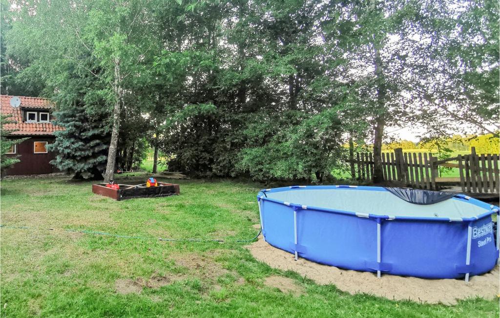 une baignoire bleue assise dans l'herbe dans une cour dans l'établissement Stunning Home In Pieniezno With Wifi, à Pieniężno