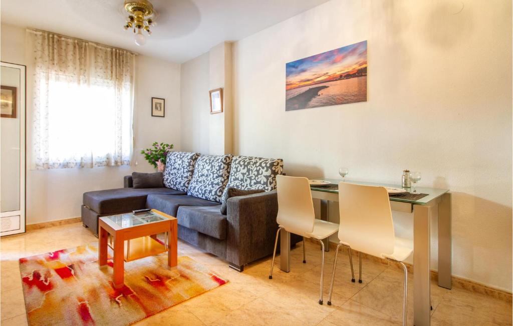 Posedenie v ubytovaní 1 Bedroom Cozy Apartment In Torrevieja