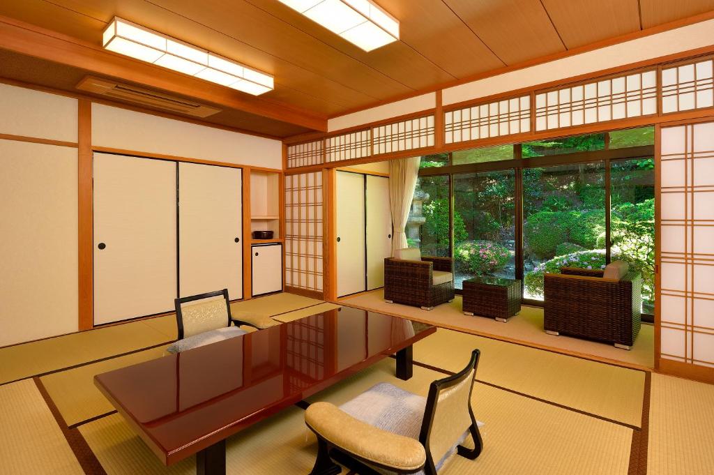 Posezení v ubytování Arima Onsen Gekkoen Yugetsusanso