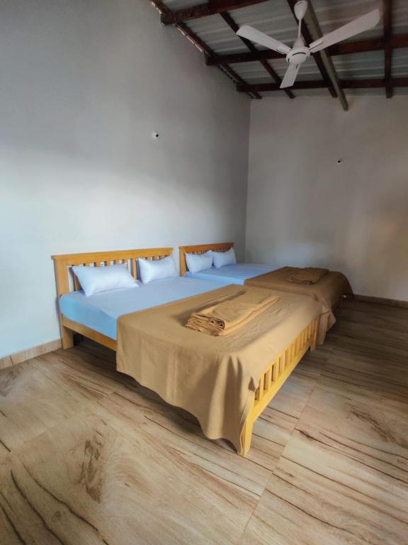 Postel nebo postele na pokoji v ubytování Trippr Gokarna - Beach Hostel