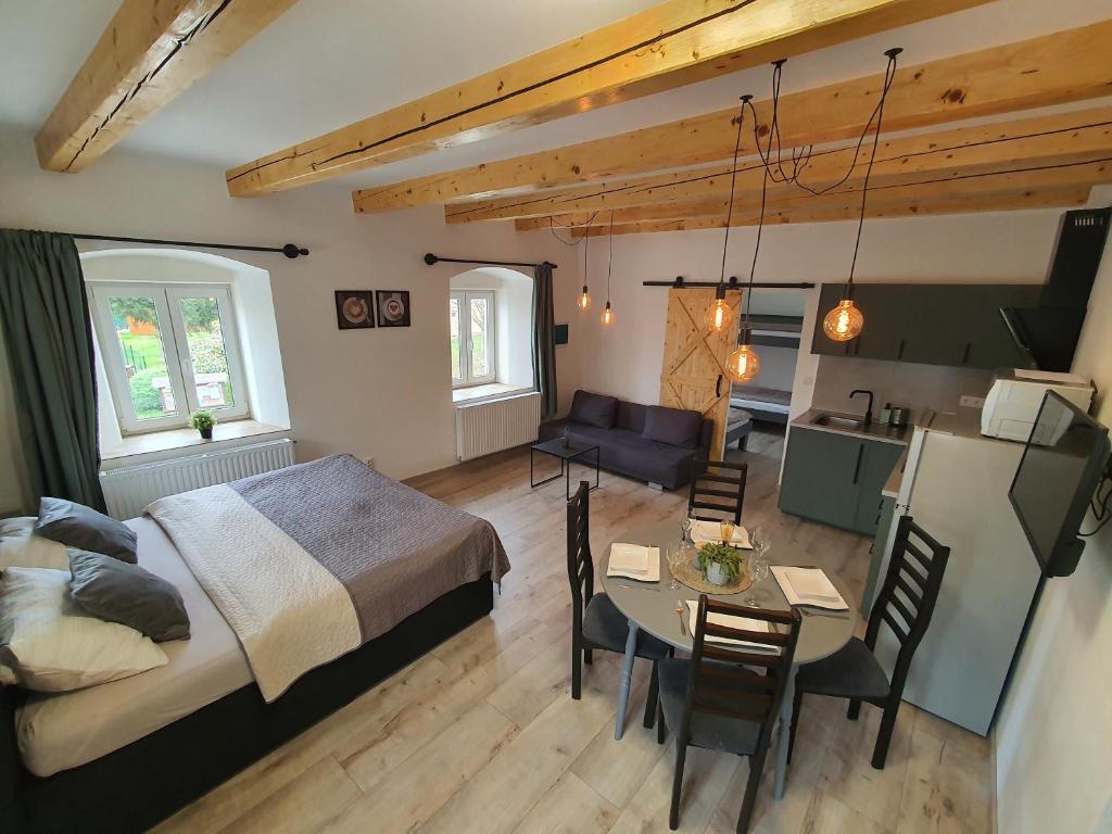 Postel nebo postele na pokoji v ubytování Apartmány ČERNÝ KOHOUT