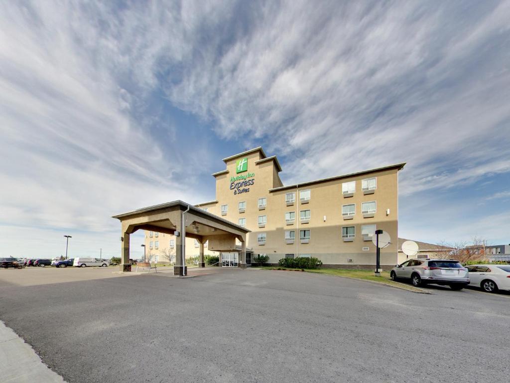 un hotel con un estacionamiento delante de él en Holiday Inn Express Hotel & Suites - Edmonton International Airport, an IHG Hotel en Nisku