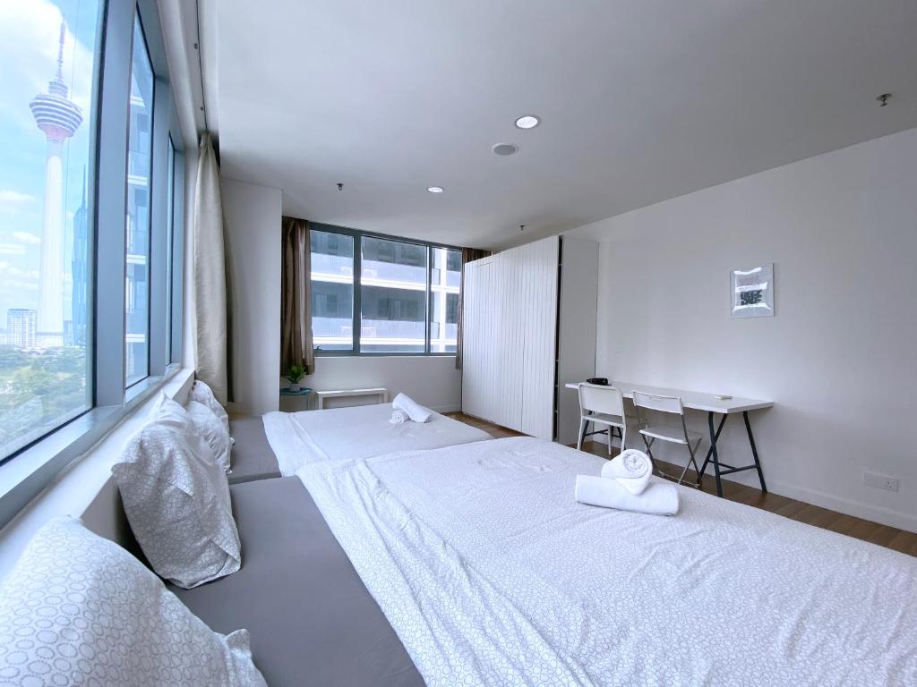 Postel nebo postele na pokoji v ubytování Mercu Summer Suites Bernice KLCC