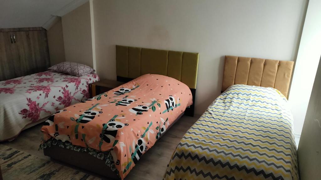Een bed of bedden in een kamer bij 3 Beds private room in an 2+1 apartment