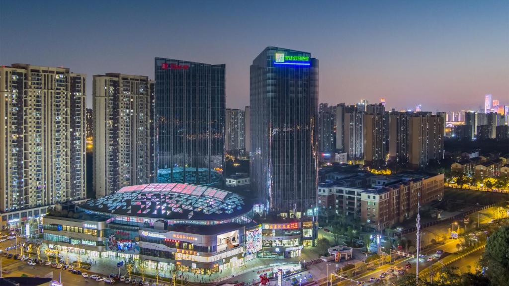 长沙长沙开福智选假日酒店的夜晚高楼林立的城市天际线