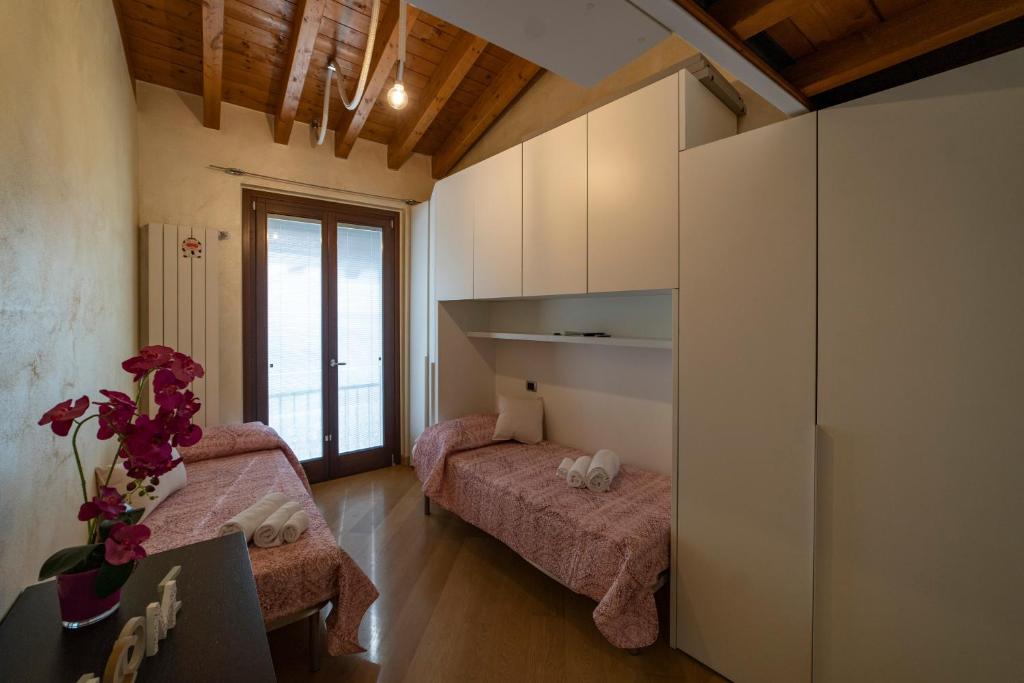 Postel nebo postele na pokoji v ubytování DIAMOND SUITE