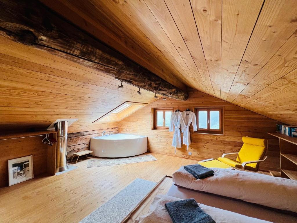 Setusvæði á Chalet Biene - Swiss Alp Chalet with Sauna and Jacuzzi