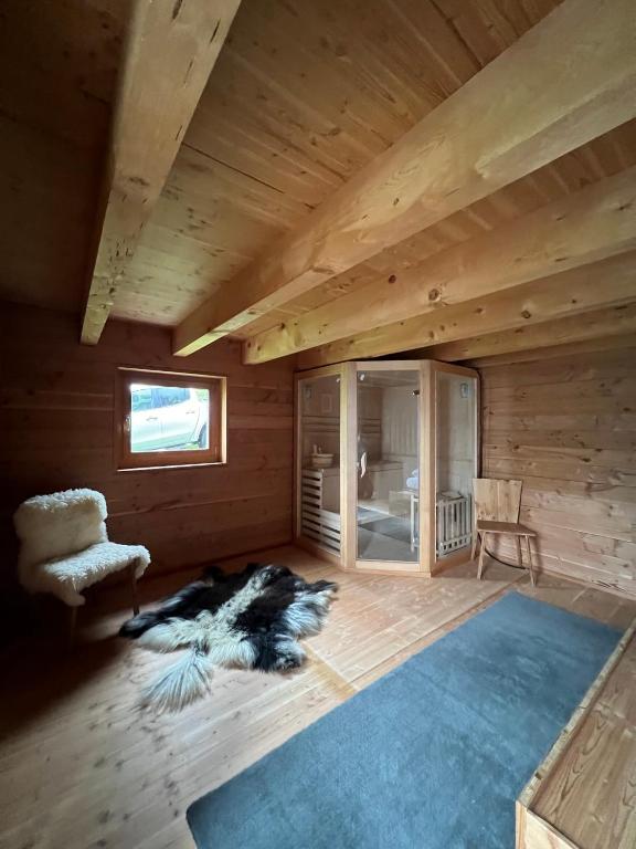 Setusvæði á Chalet Biene - Swiss Alp Chalet with Sauna and Jacuzzi