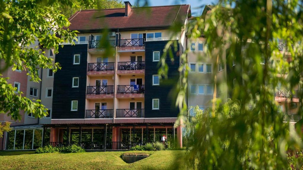 Budova, kde se aparthotel nachází