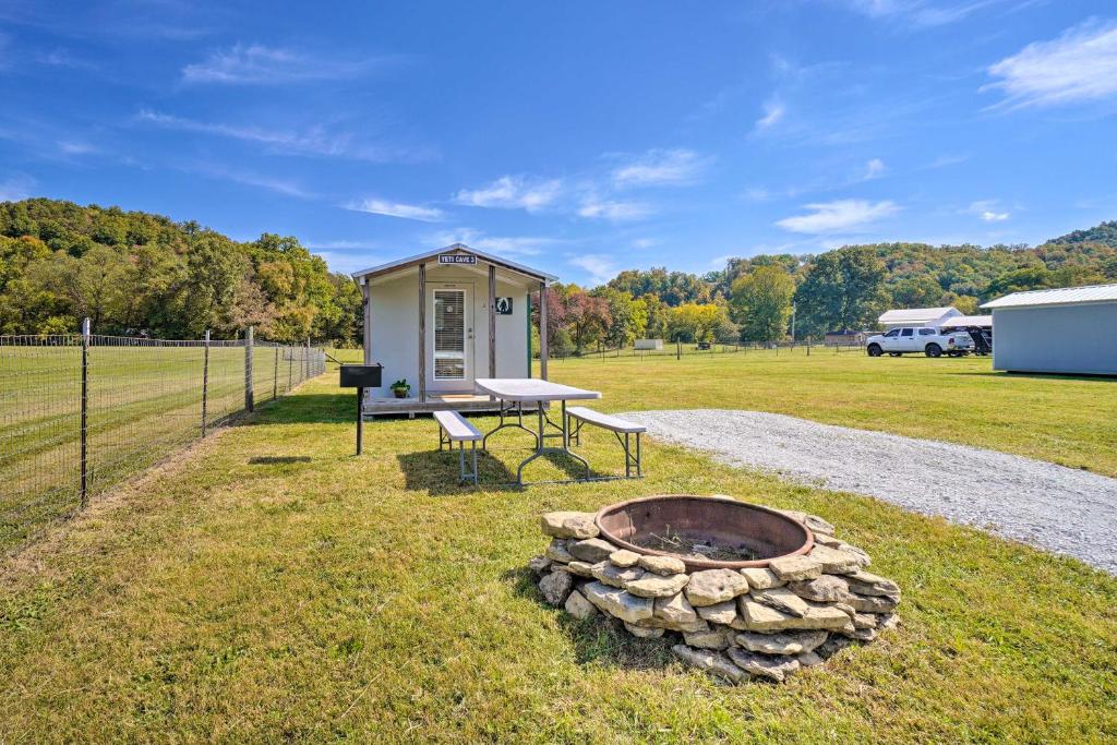 un pequeño camping con una mesa de picnic y una hoguera en Cozy Huntsville Cabin, Near ATV Trail Access!, en Huntsville