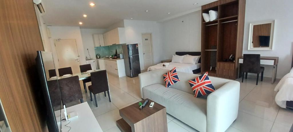 ジョージタウンにあるLS Mansion Oneのソファのあるリビングルームと寝室