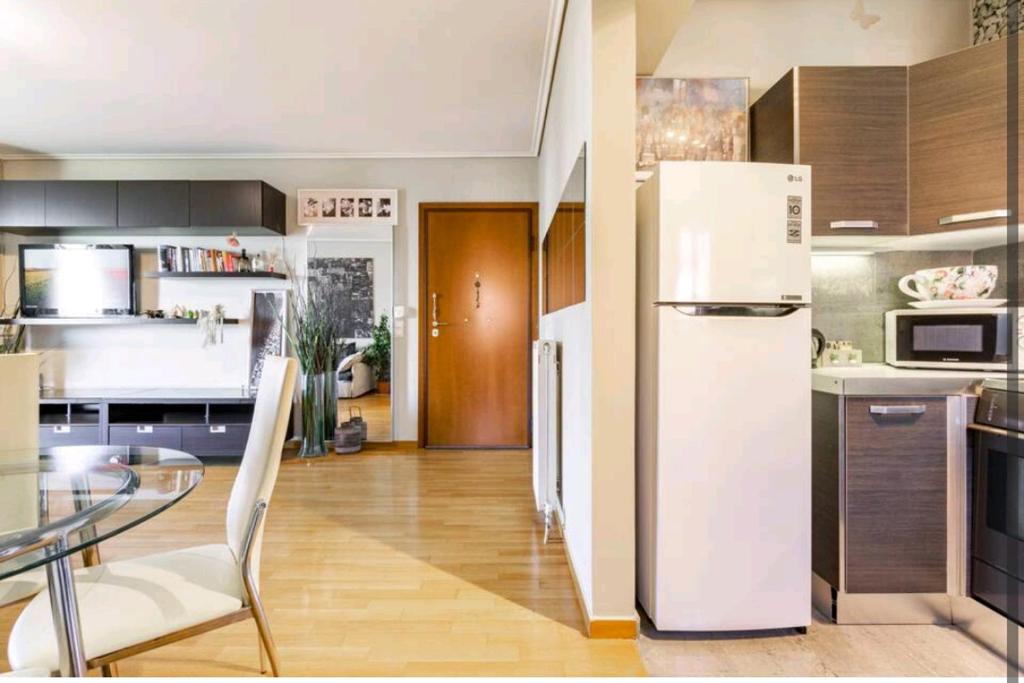 Kuchyňa alebo kuchynka v ubytovaní CASA MYRlAM Marousi -View & Private Parking-