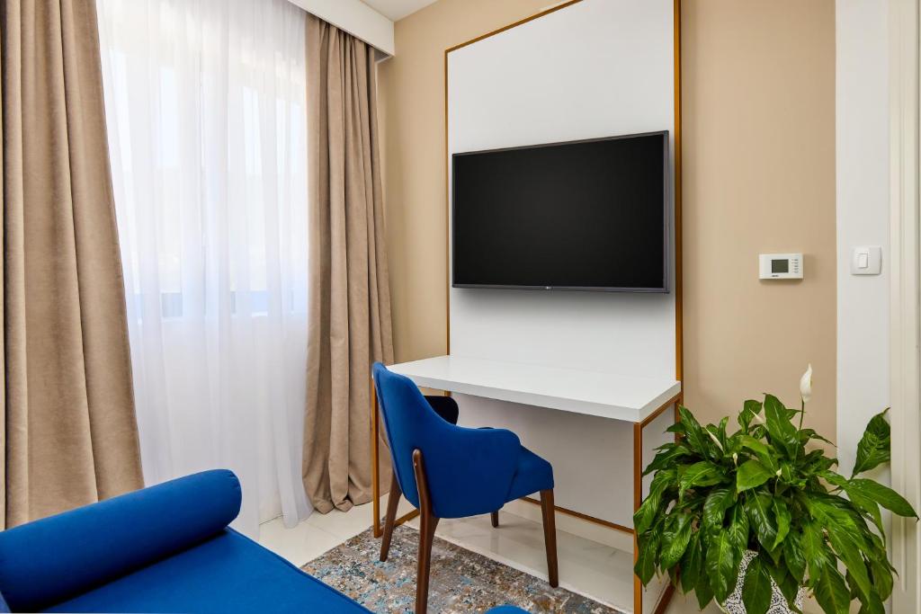 TV a/nebo společenská místnost v ubytování Moderna Luxury Apartments with HEATED pool
