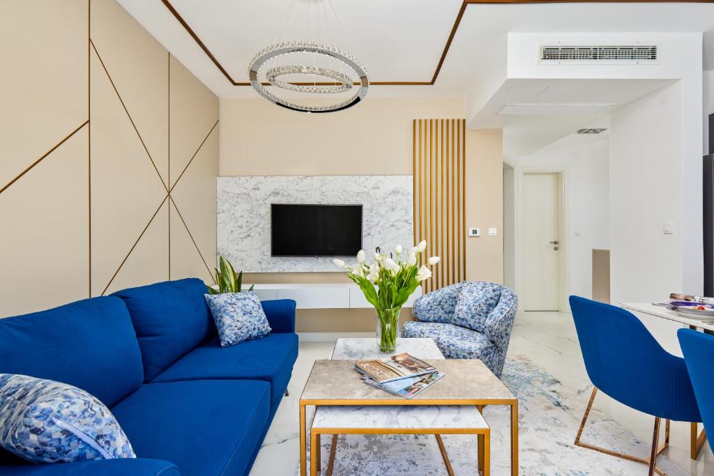 TV a/nebo společenská místnost v ubytování Moderna Luxury Apartments with HEATED pool