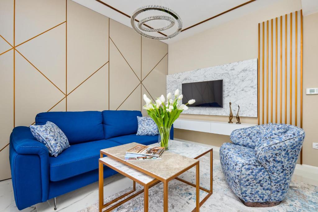 TV a/nebo společenská místnost v ubytování Moderna Luxury Apartments with HEATED pool