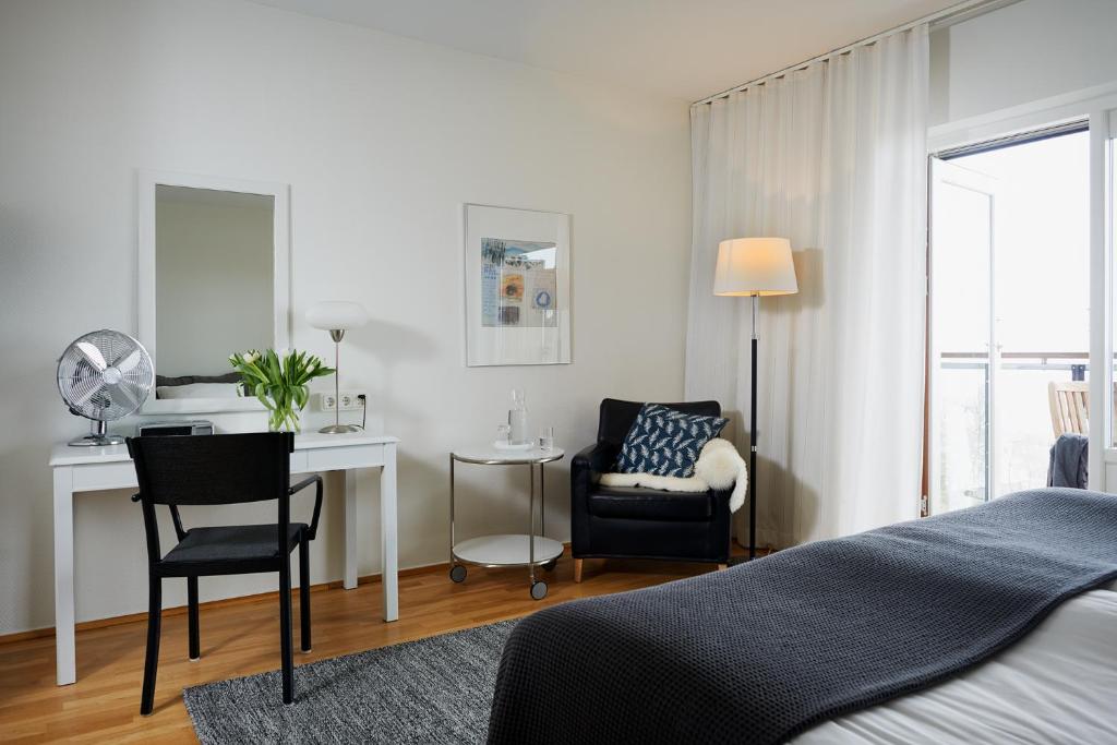 Postel nebo postele na pokoji v ubytování Kiviks Hotell