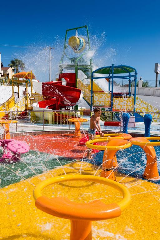 Bazén v ubytování Calido Maris Hotel Ultra All Inclusive nebo v jeho okolí