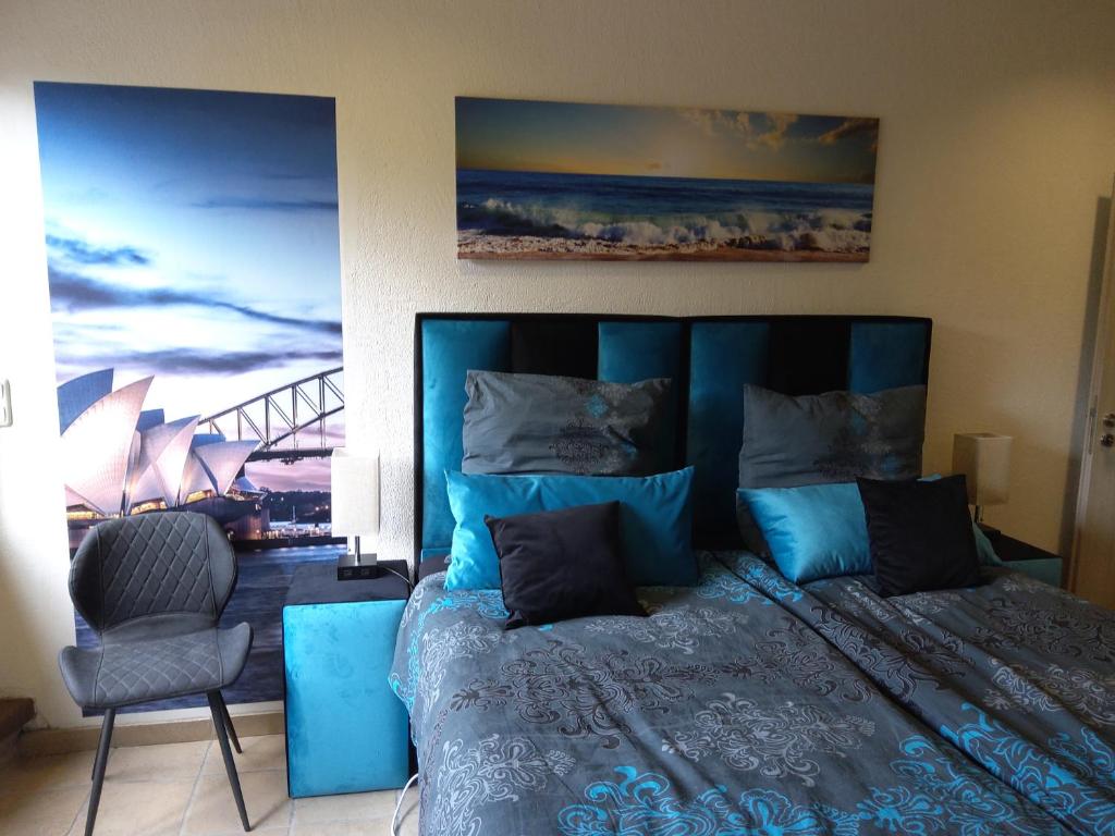 um quarto com uma cama azul e vista para o porto em Tante Emma Sydney em Paderborn