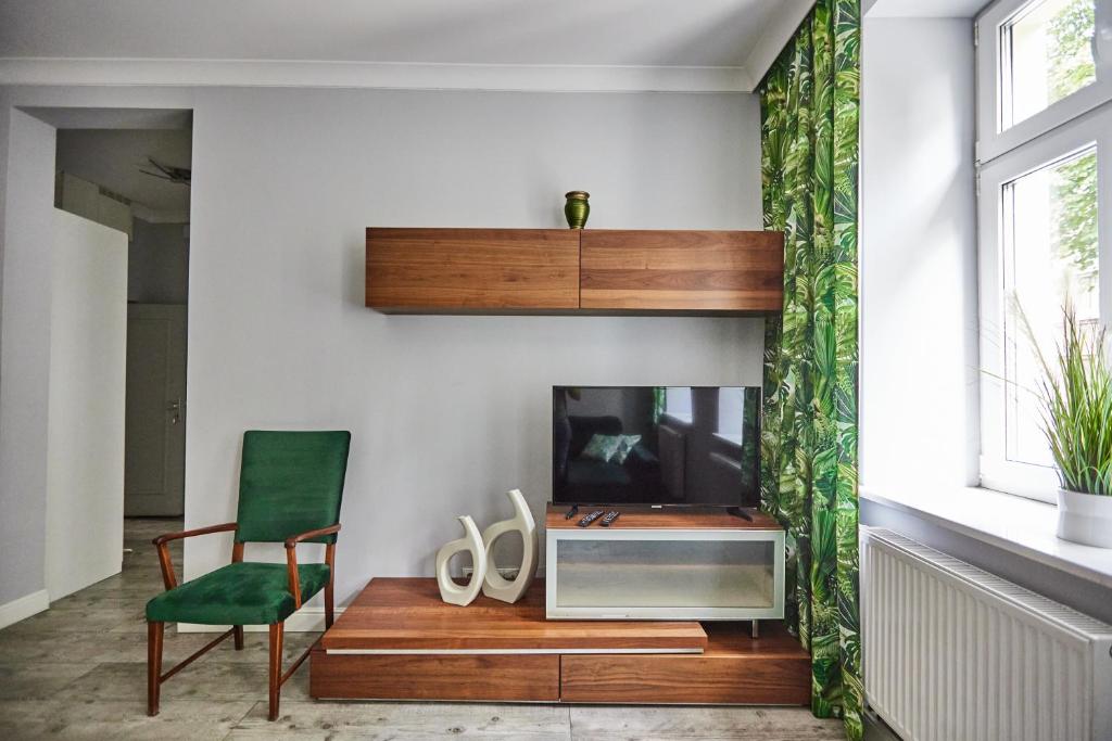 Televízia a/alebo spoločenská miestnosť v ubytovaní Zielony Apartament DE LUX dla 4 osób Chorzów Katowice