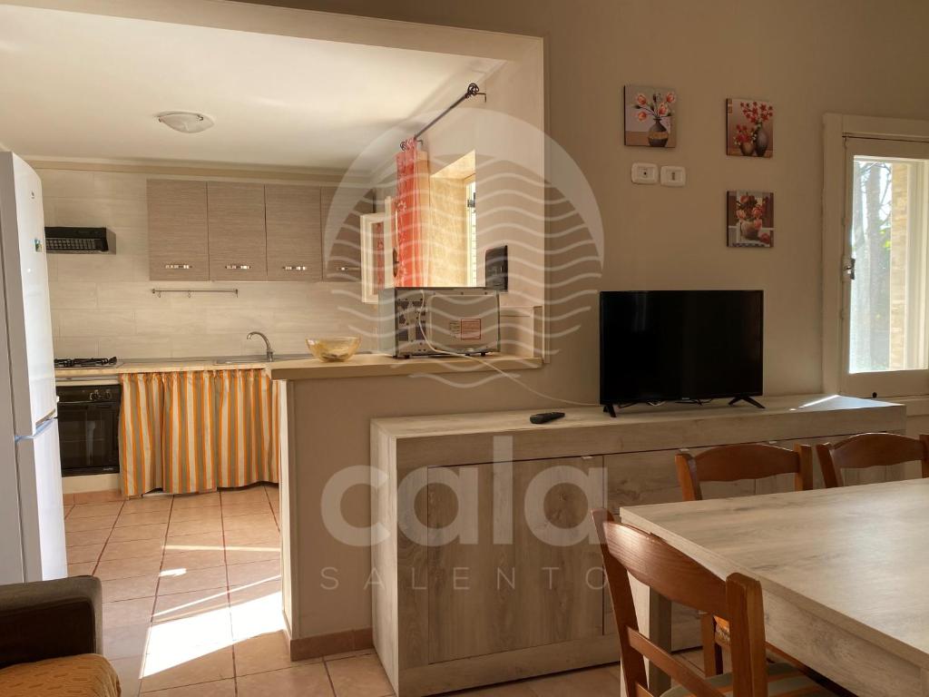 Telewizja i/lub zestaw kina domowego w obiekcie Villa Camelia By Cala Salento