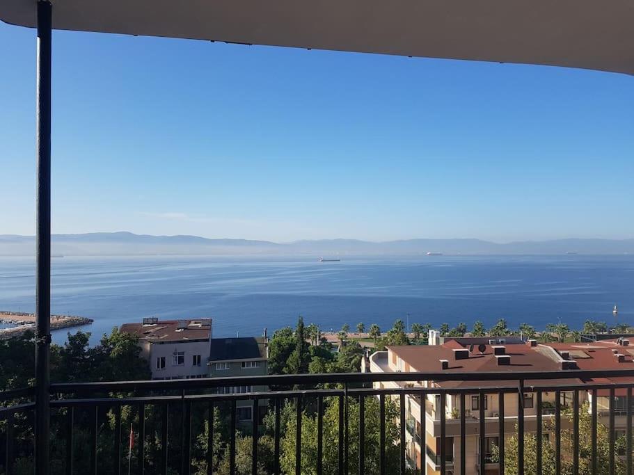 d'un balcon avec vue sur l'océan. dans l'établissement Просторная квартира 2 plus 1 с панорамным видом на море, à Darıca