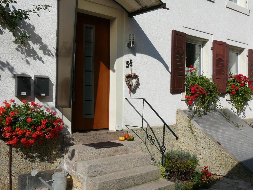 una casa con flores en las escaleras y una puerta en Winzerhof unter der Yburg, en Baden-Baden