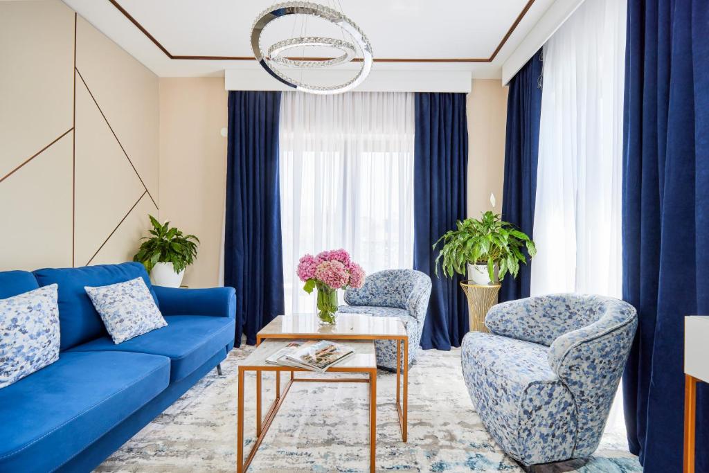 Moderna Luxury Apartments with HEATED pool - Apartment With Pool View