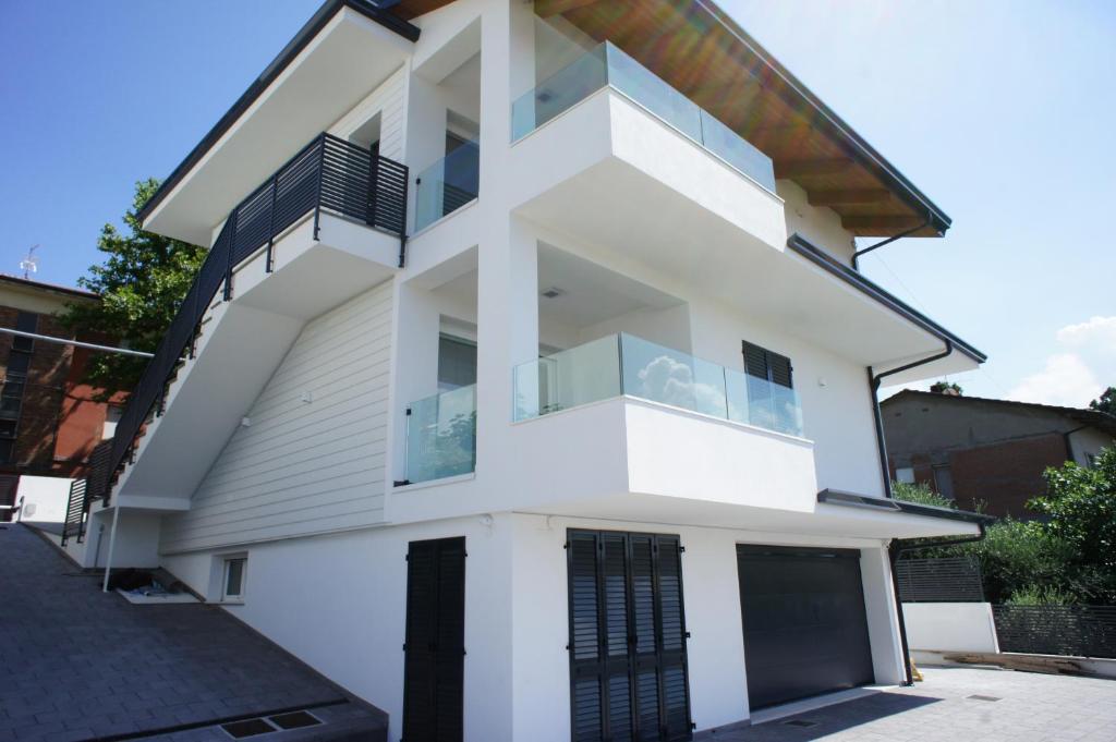 Montiano的住宿－Ca Bianca，白色的房子,设有玻璃门和阳台