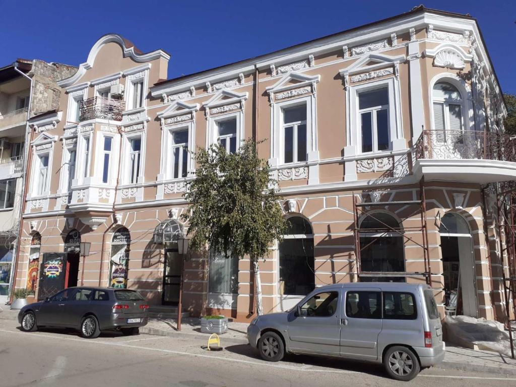 un edificio con due auto parcheggiate di fronte di Europe Dunav Apartment a Vidin