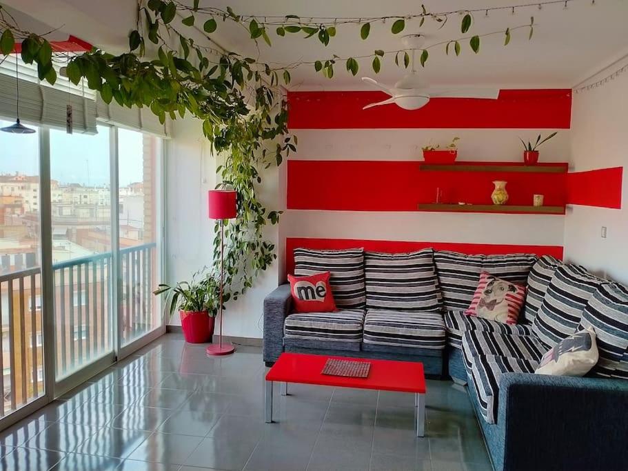 a living room with a red and white striped wall at Zona CENTRO-Parking GRATUITO in Castellón de la Plana