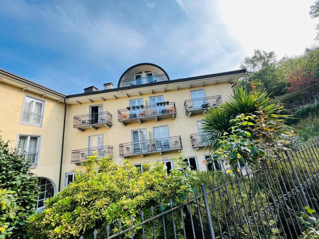 un immeuble d'appartements avec balcon et clôture dans l'établissement hotel garni Santa Caterina, à Orta San Giulio