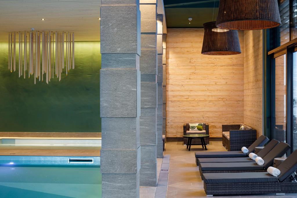 Bazén v ubytování Hotel Sport Klosters nebo v jeho okolí