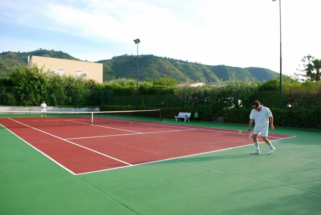 Tenis a/nebo squash v ubytování Hotel Baia Del Capitano nebo okolí